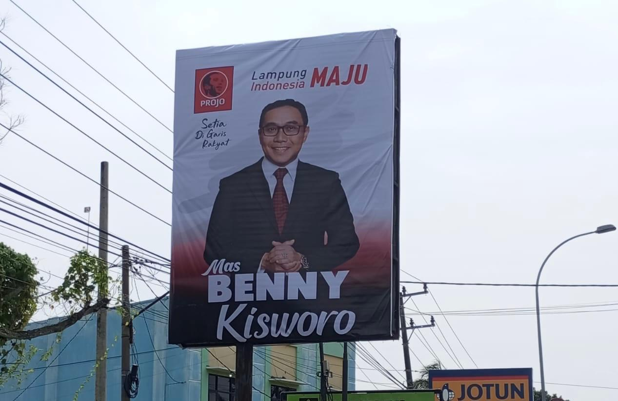 Curi Perhatian, Baliho Projo Bergambar Wajah Benny Kisworo Muncul Saat Kunker Jokowi ke Lampung